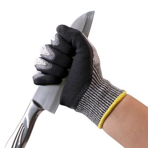 جوانتي حماية مقاوم للقطع مستوى 3، مصنوع من ألياف HPPE عالية الأداء مع طلاء PU على راحة اليد والأصابع لتوفير مقاومة ممتازة للقطع والتآكل وقبضة قوية. مناسب لأعمال المناولة والصناعات المعدنية والزجاجية وخطوط الإنتاج.